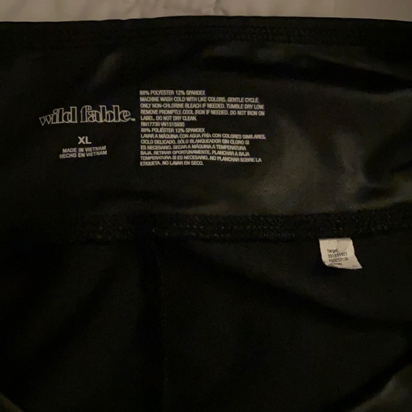 Shiny Faux Leather Leggings🖤 - Picture 4 of 5